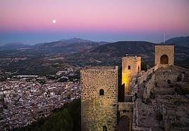 Castillo de Santa Catalina con la imagen de la capital al fondo.