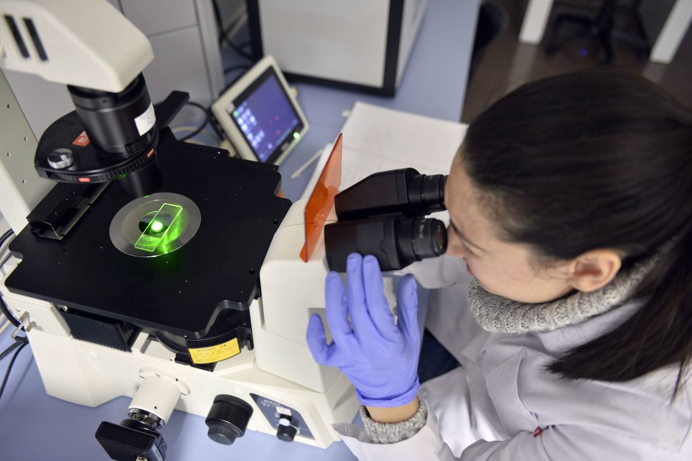 Una investigadora en un laboratorio.