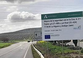 Cartel anunciando obras de mejora en un tramo de la A-311.