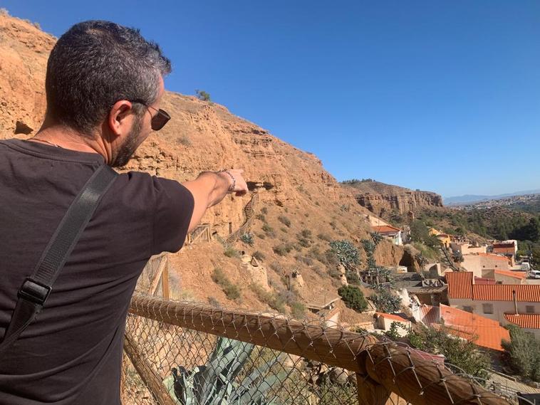 Un vecino señala la zona de los desprendimientos del cerro que amenazan las casas.