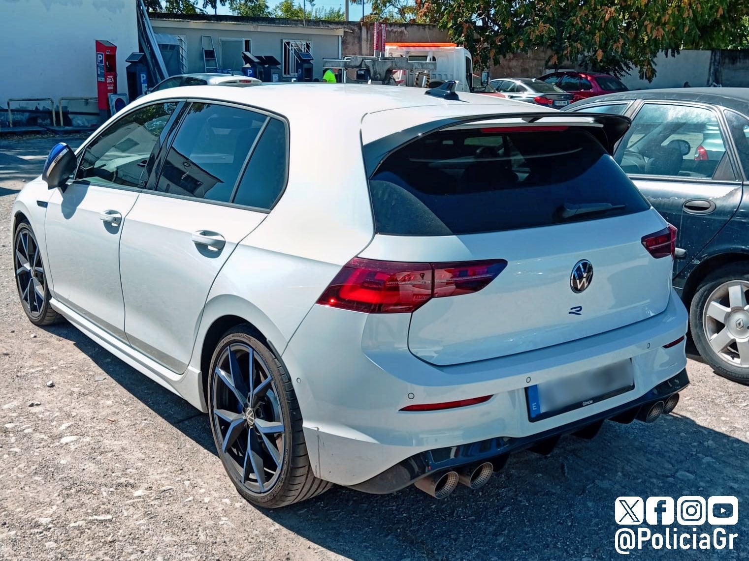 El vehículo interceptado por conducir de manera indebida en la capital.