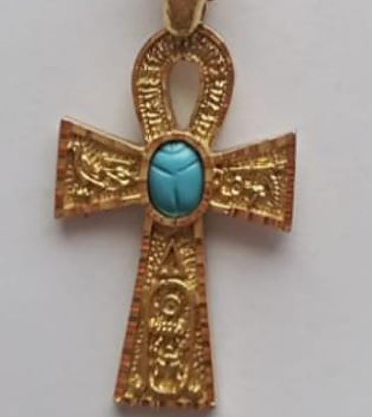 La cruz egipcia perdida en Pinos Puente.