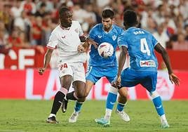 Melero recibe la presión de Soumaré, ante la mirada de Baba.