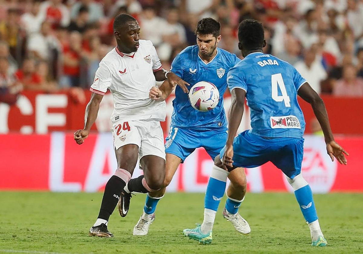 Melero recibe la presión de Soumaré, ante la mirada de Baba.
