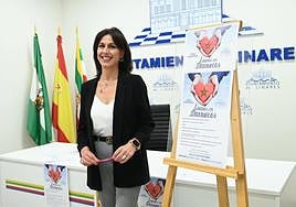 La edil de Bienestar Social, Mamen Muñoz, con el cartel de la campaña.