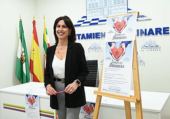 La edil de Bienestar Social, Mamen Muñoz, con el cartel de la campaña.