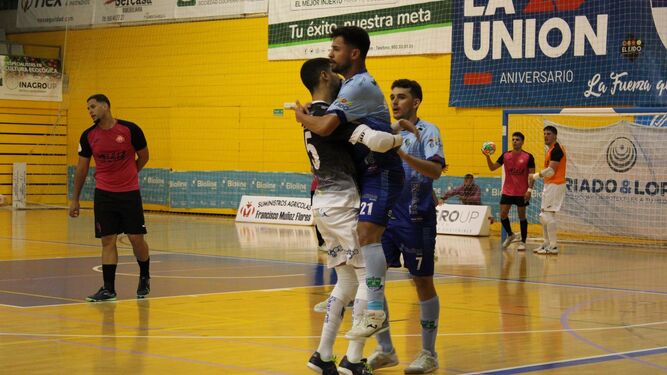 Josu Mendive celebra un agónico tanto de la victoria en el Pabellón Municipal de Deportes de El Ejido.