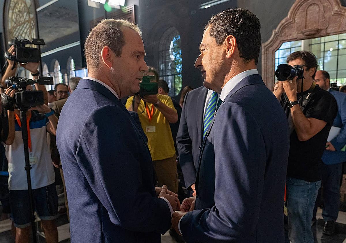Imagen principal - Dos momentos del acto de la toma de posesión y en el centro José Ignacio García arropado por la parlamentaria ilurquense Rosa Fuentes y el alcalde de Íllora, Antonio Salazar. 