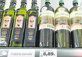 Botellas de aceite de oliva a la venta en un supermercado.