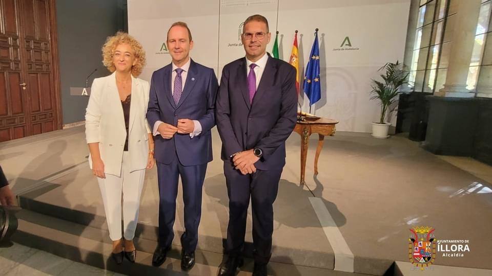 Imagen secundaria 1 - Dos momentos del acto de la toma de posesión y en el centro José Ignacio García arropado por la parlamentaria ilurquense Rosa Fuentes y el alcalde de Íllora, Antonio Salazar. 