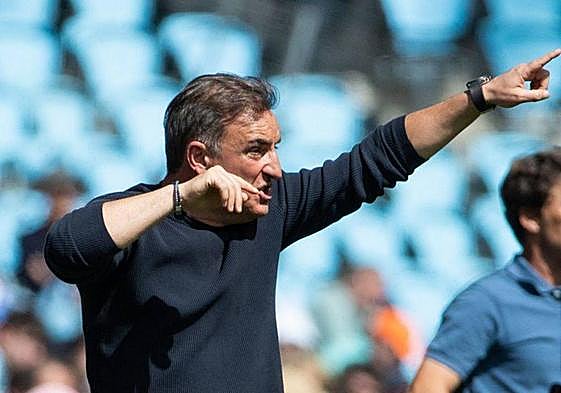 Carlos Carvalhal da instrucciones a los jugadores del Celta, en el partido ante la UDA.