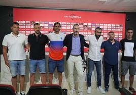 Mohamed El Assy (tercero por la derecha) junto al cuerpo técnico de Vicente Moreno (en el centro), en su presentación.