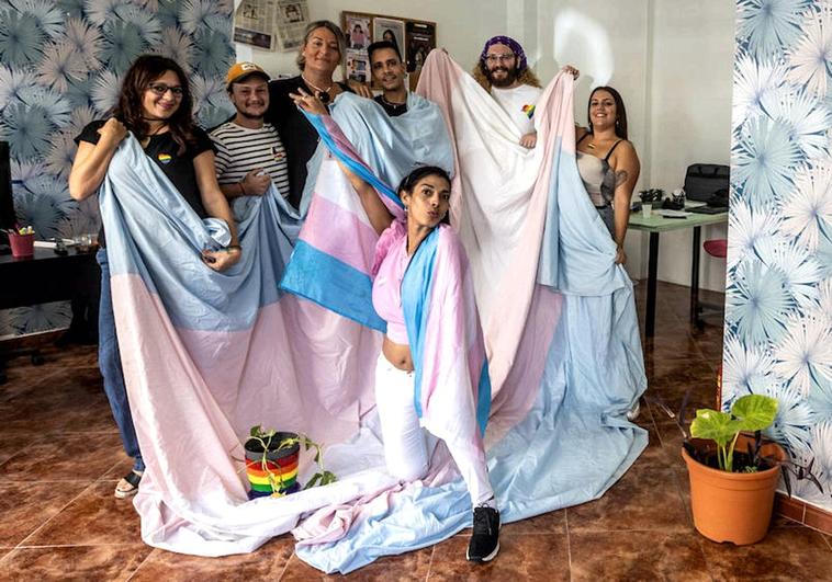 Representantes de Arco Iris, In Género y ATAME, unidos con los mismos colores.