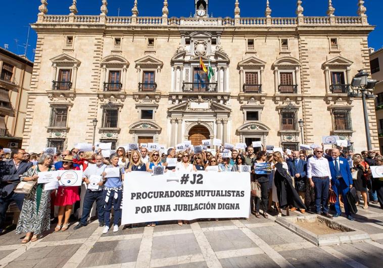 Abogados y procuradores protestan en Granada por su «desprotección» tras la jubilación