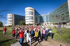 Cenrca de setenta personas ríen y bailan en el PTS.