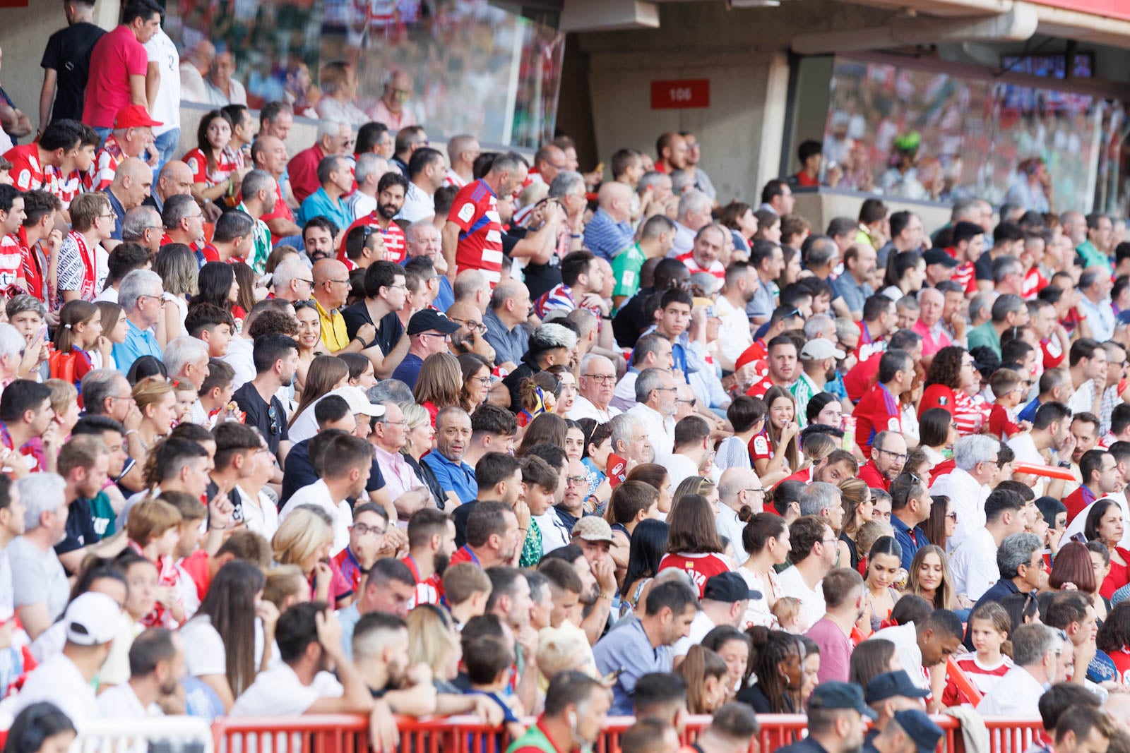 Búscate en la grada de Los Cármenes durante el Granada-Betis