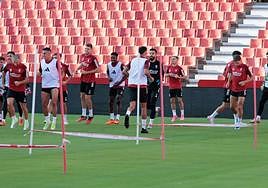 Calentamiento del equipo en su último entrenamiento.