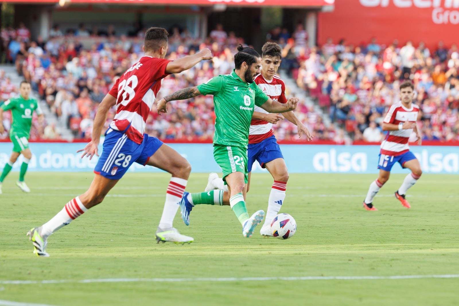 Las mejores jugadas del Granada-Betis, en imágenes