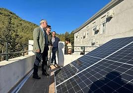 Jesús Estrella contempla las placas solares y fotovoltaicas instaladas.