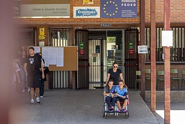 La madre de Carmen y Lucía la saca del instituto una hora antes de que acaben las clases.