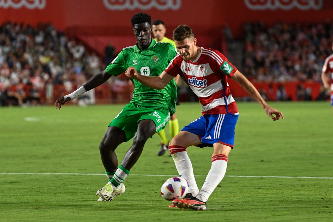 Las mejores jugadas del Granada-Betis, en imágenes