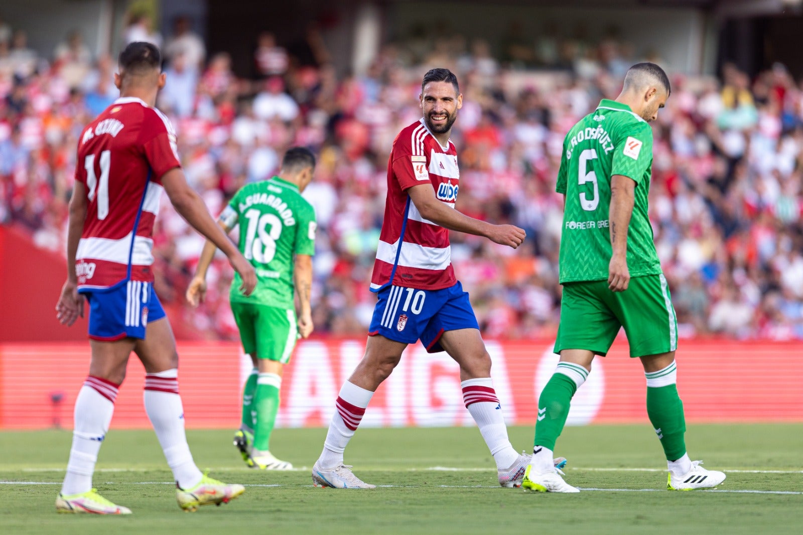 Las mejores jugadas del Granada-Betis, en imágenes