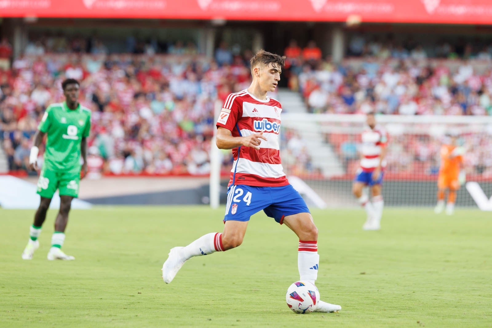 Las mejores jugadas del Granada-Betis, en imágenes