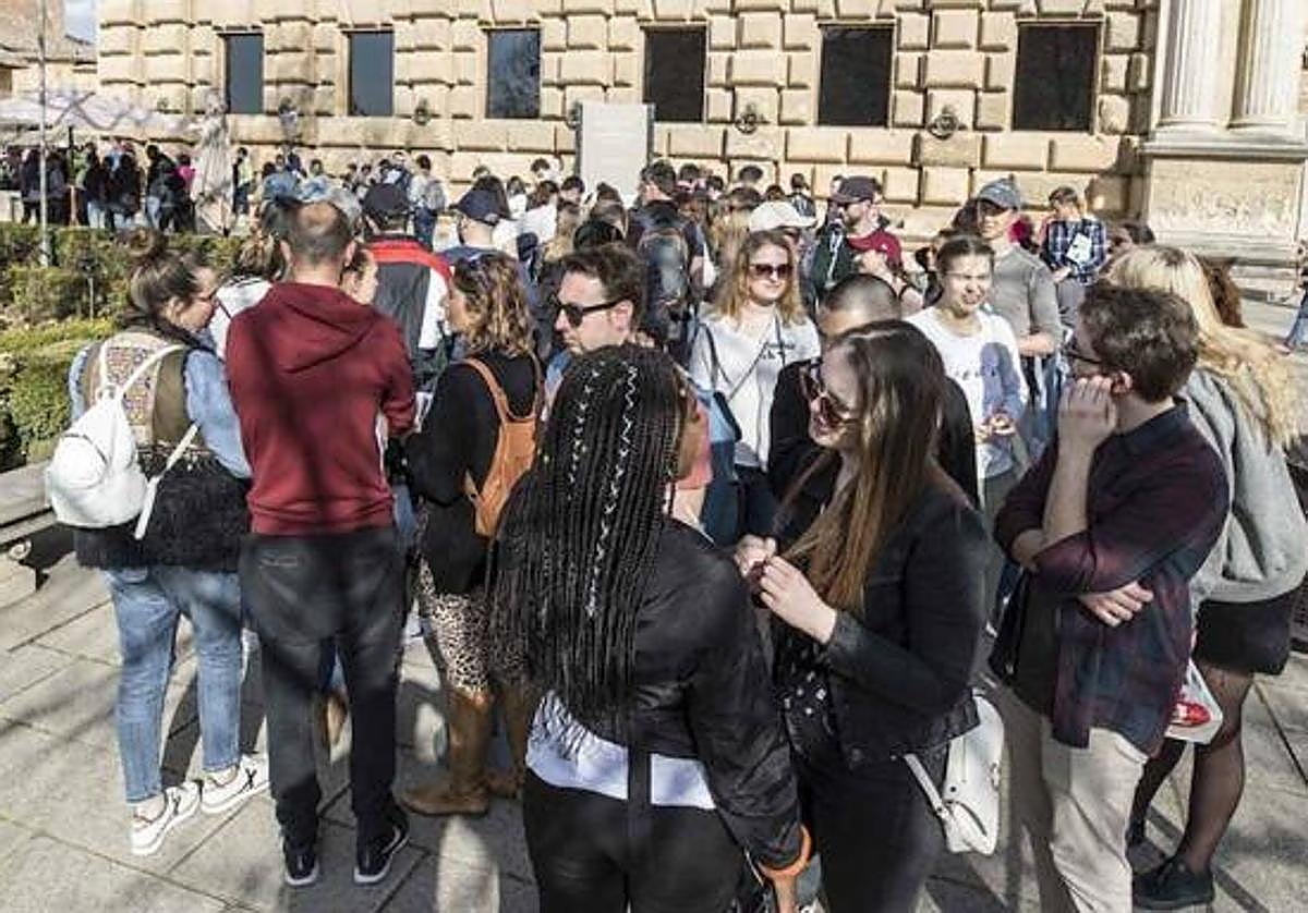 Visitantes en la Alhambra.