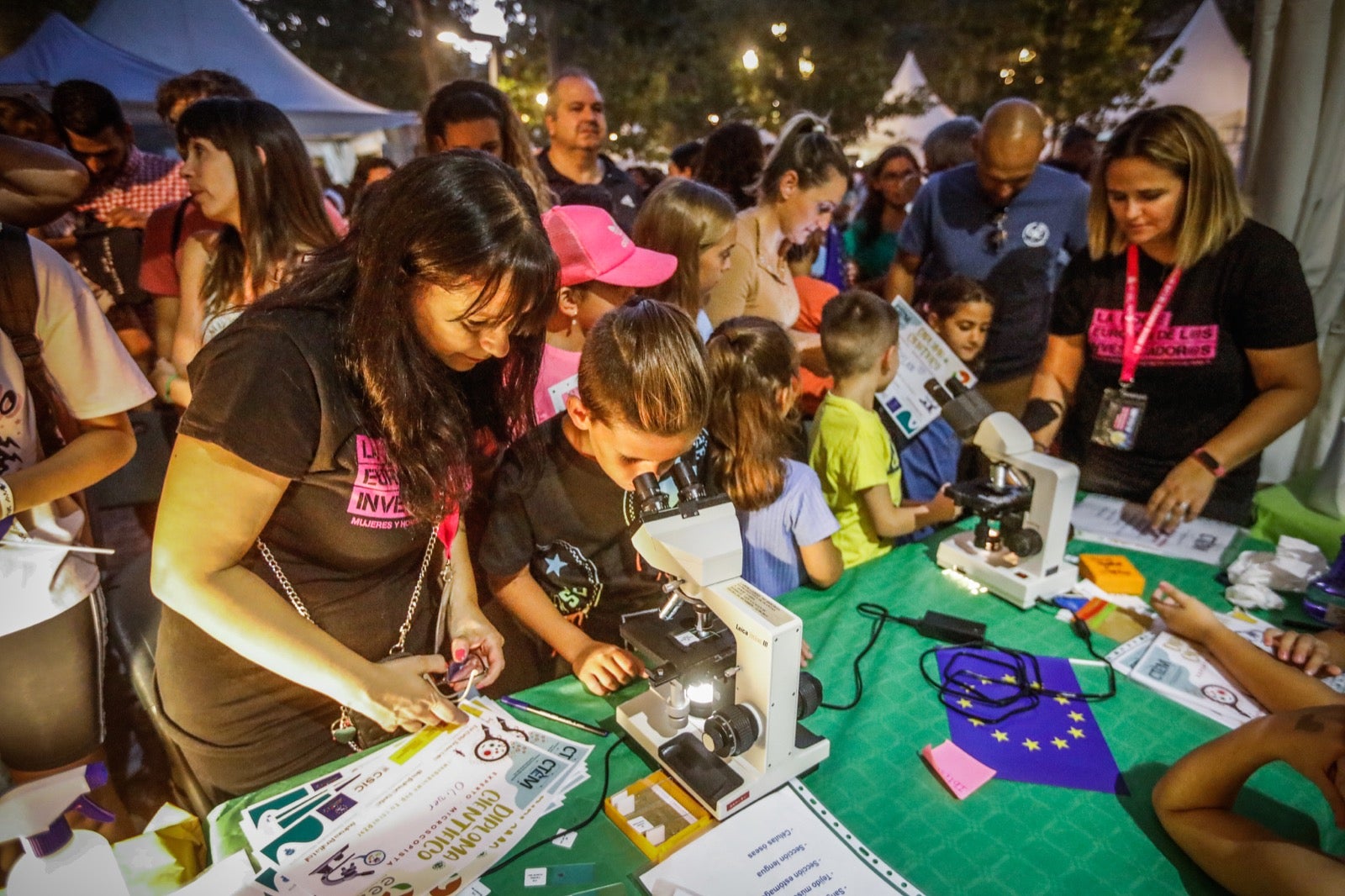 Cientos de pequeños conocen los secretos de la ciencia en el Paseo del Salón.