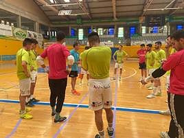 Escrich, dando indicaciones a sus jugadores en el entrenamiento