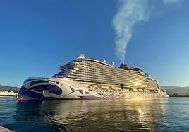 La naviera Norwegian 'estrena' en Motril un crucero colosal con pista de Karts