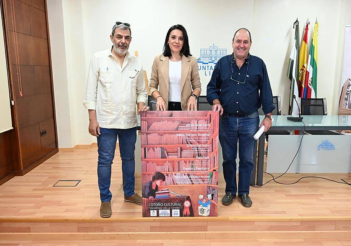 Luis Rabaneda, Susana Ferrer y Manuel Reyes muestran el cartel de la iniciativa 'Otoño Cultural'.