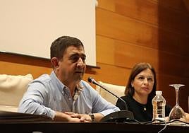Francisco Reyes e Isabel Uceda, en la reunión del PSOE de este viernes.