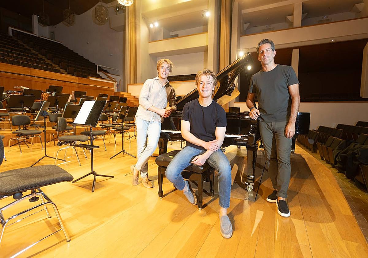 Lucas y Arthur Jussen, pianistas, y Lucas Macías, director artístico de la OCG, ante los pianos en el escenario del Auditorio Falla.