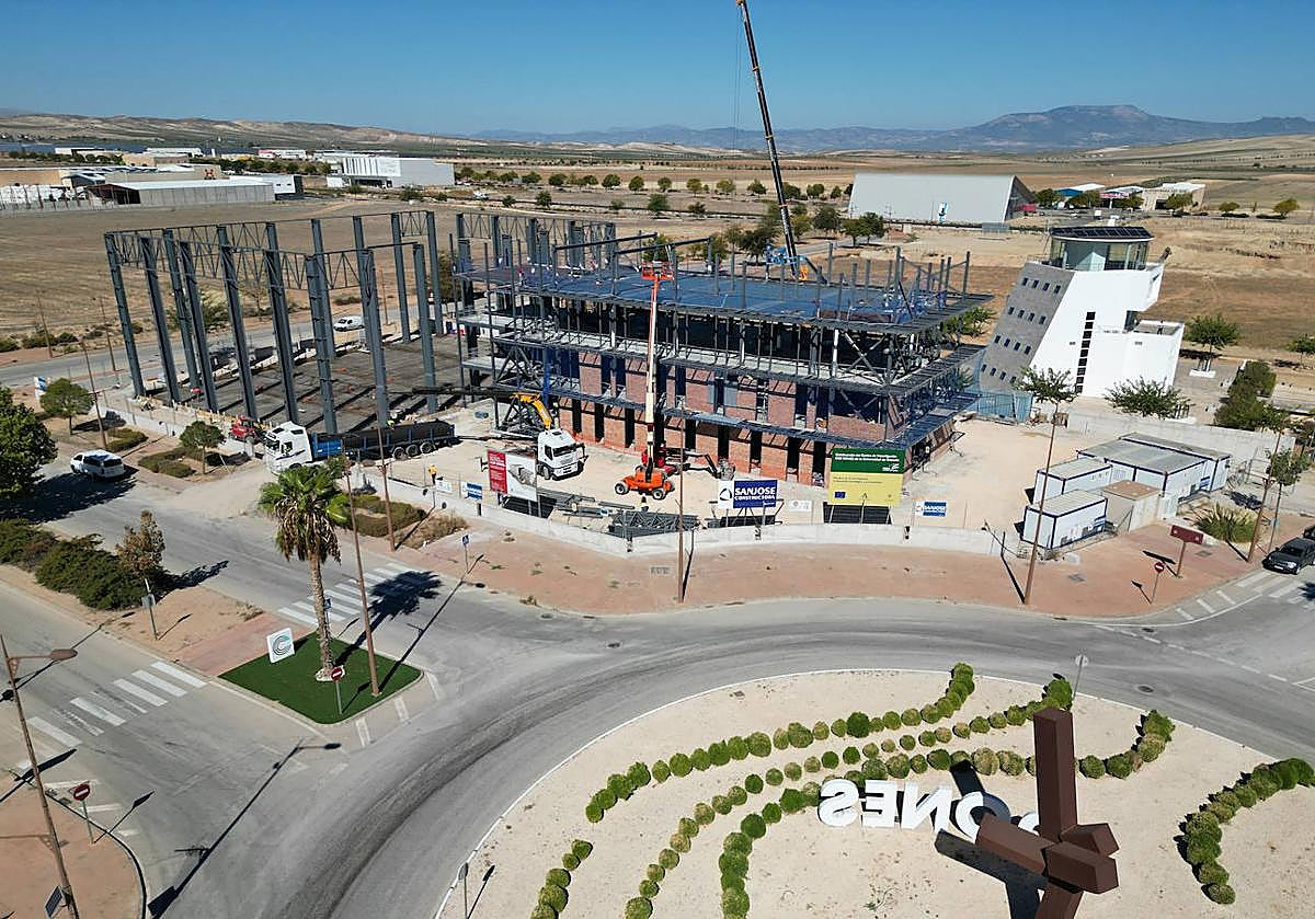 Imagen principal - Las obras del edificio de la UGR, la plataforma de Lidl y laboratorios Rovi en la Citai. 