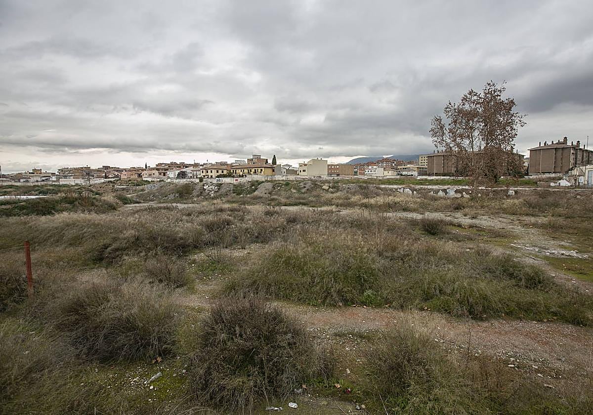 Solar de Mondragones donde se levantarán las viviendas.