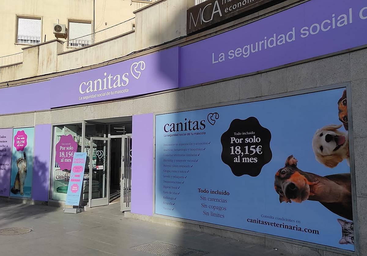 Fachada de la veterinaria Canitas de Granada.