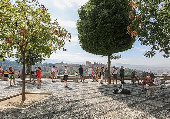 Visitantes en el mirador de San Nicolás.