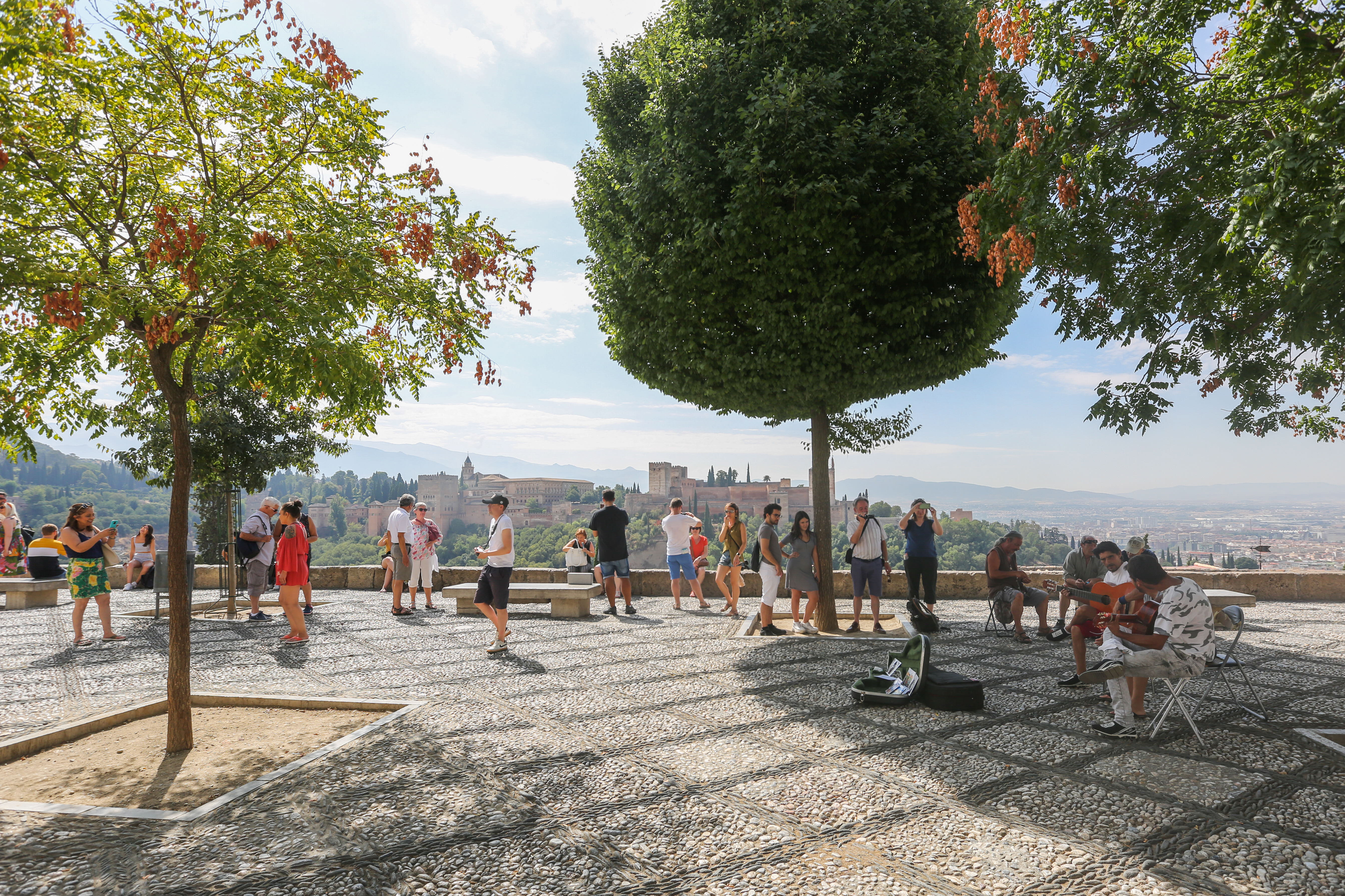 Visitantes en el mirador de San Nicolás.