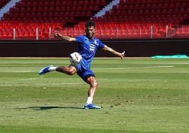 Luis Suárez remata en la sesión desarrollada este viernes.