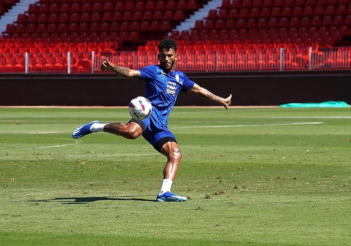 Luis Suárez remata en la sesión desarrollada este viernes.