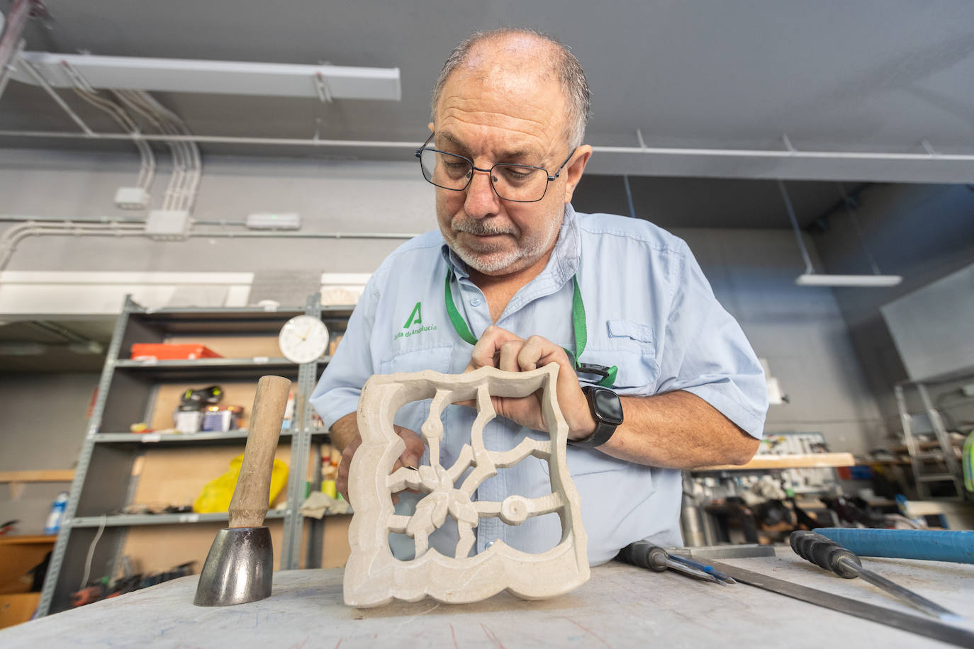 Martín trabaja una pieza para reposición en el monumento.