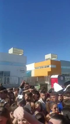 Aglomeraciones de gente en las puertas del concierto de Quevedo en Granada
