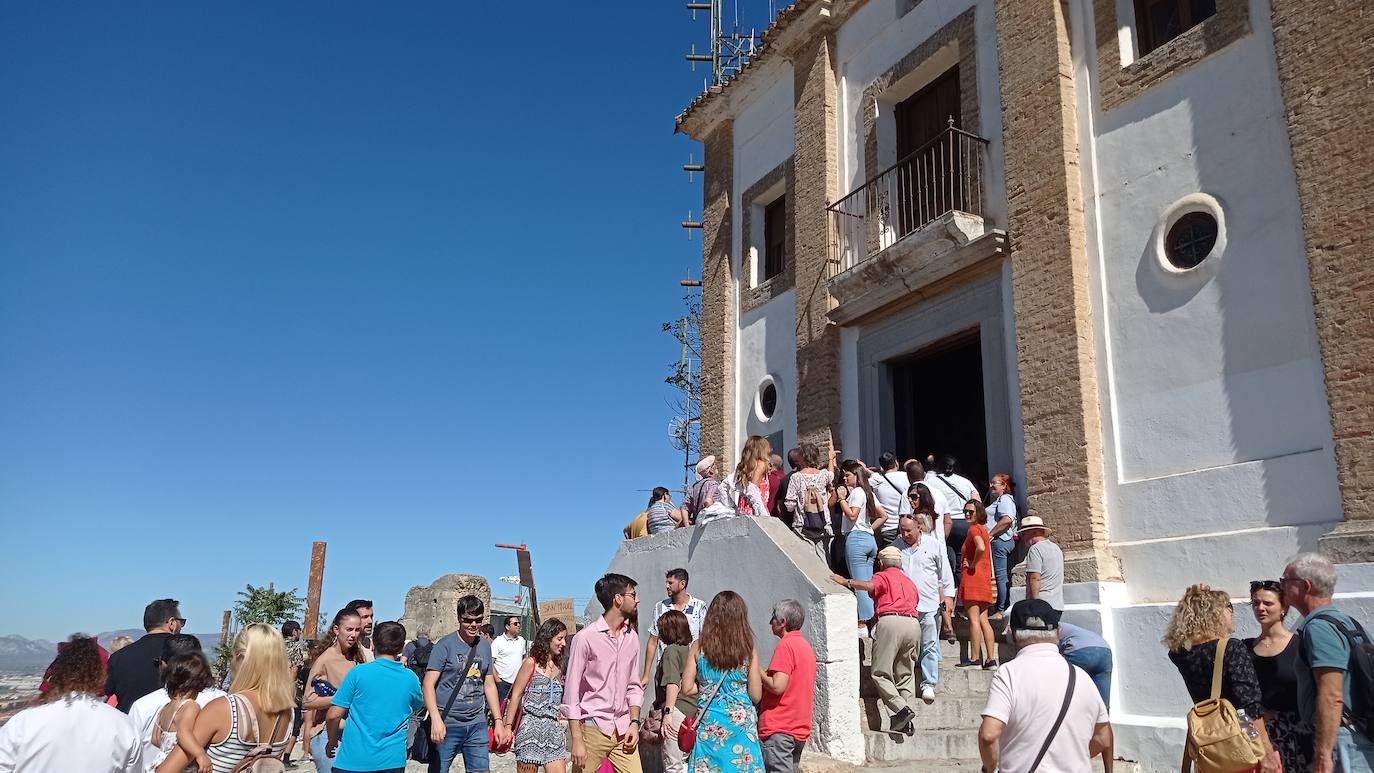 Grandes colas para accerde a la ermita de San MIguel y ver al santo del Albaicín.