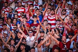 Encuéntrate en la grada del Power Horse Stadium en el Almería - Granada