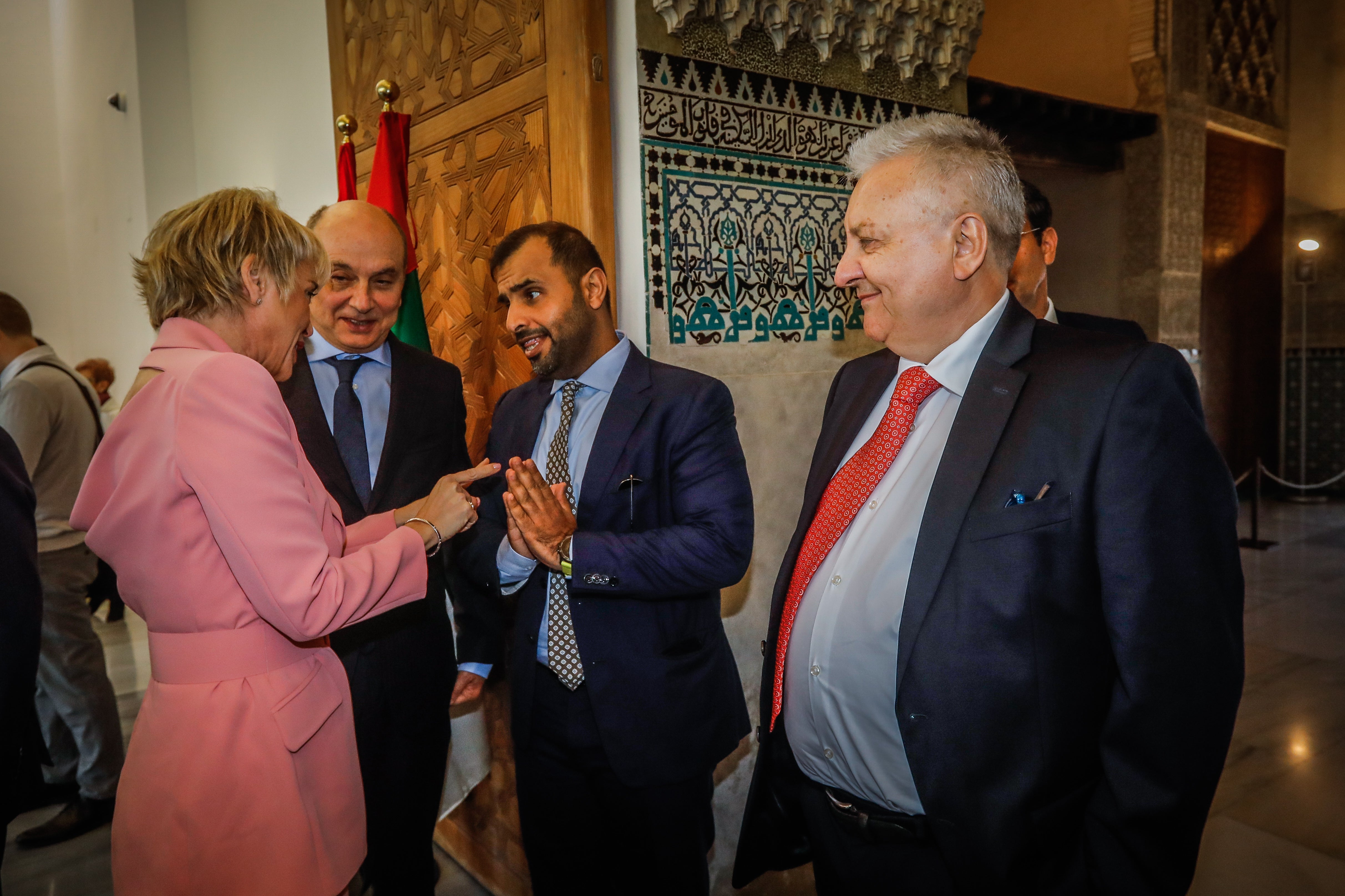 Carme Artigas saluda a los responsables de Adia Lab tras la firma en marzo pasado.