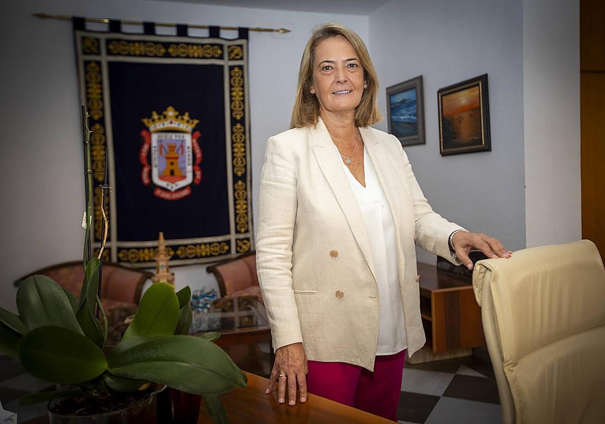 García Chamorro posa para IDEAL en su despacho.