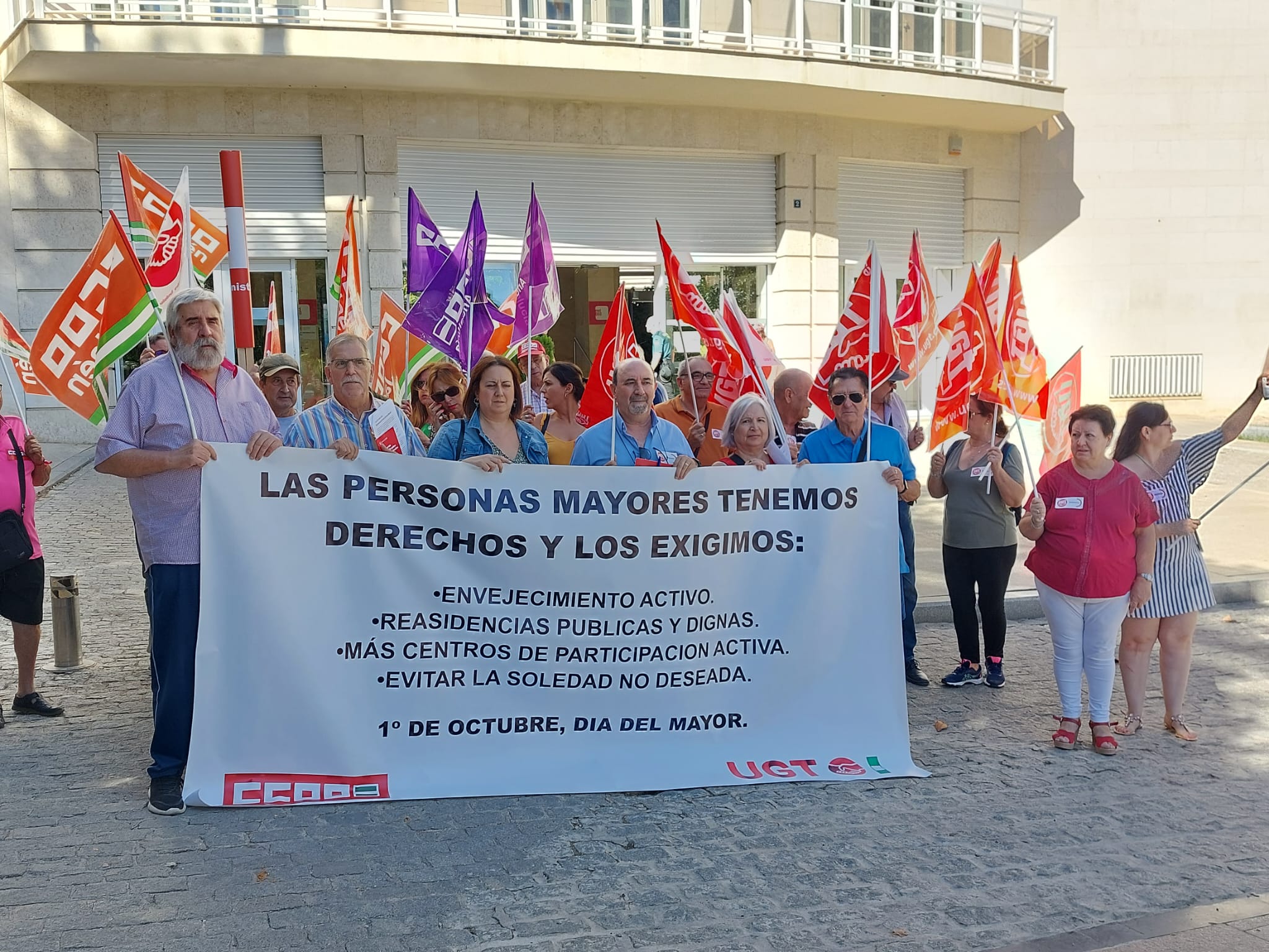 Representantes sindicales de UGT y CC OO durante la concentración en la plaza de las Batallas.
