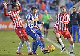Quique González, expulsado en Vitoria en la última visita, pelea por el balón.
