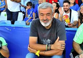 Óscar Fernández en el banquillo de Linarejos.